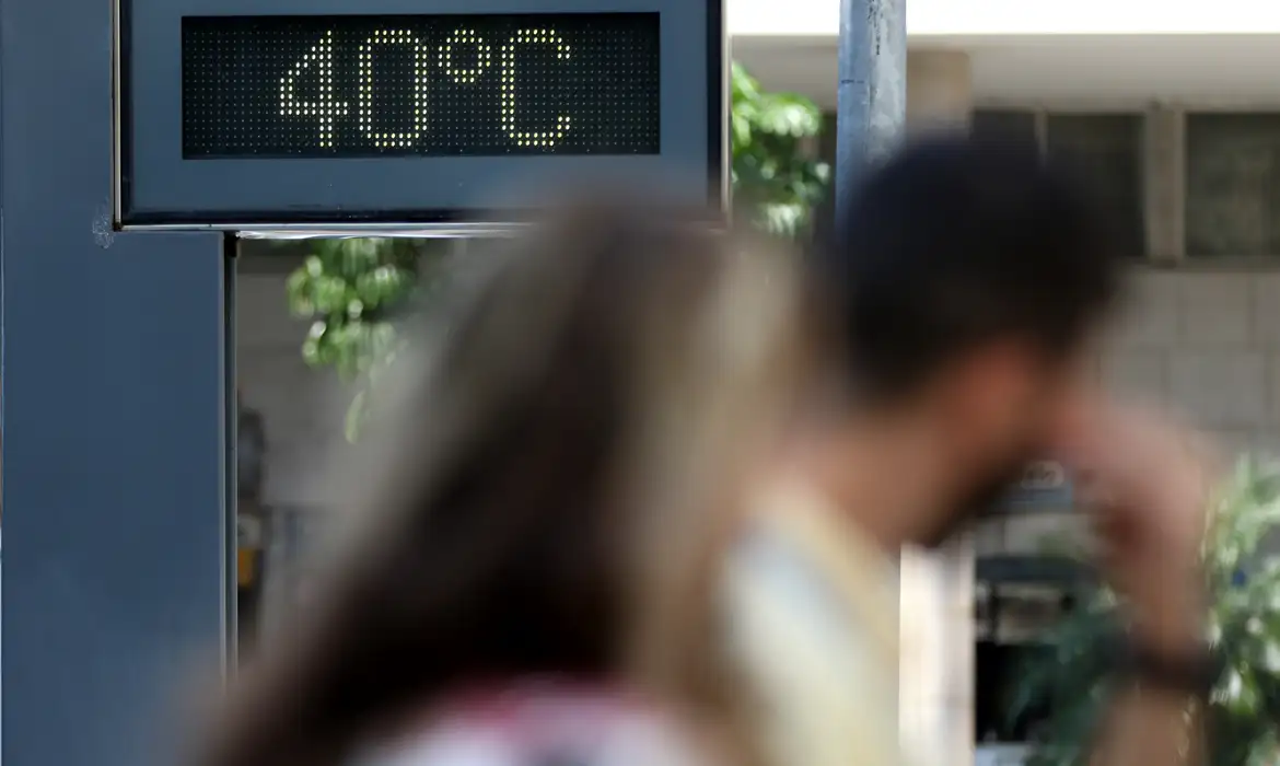 ecomenda-se o uso de filtro solar antes de sair de casa, roupas mais frescas e a reposição de água e outros meios de hidratação ao longo do dia como medidas preventivas.