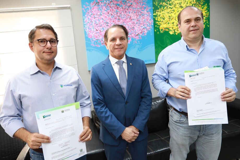 Deputado Cel. Davi (ao centro) entrega ofícios a Guilherme Bumlai (Acrissul) e Marcelo Bertoni (Famasul)