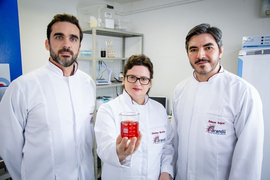 Os pesquisadores Arthur Ladeira Macedo, Denise Brentan da Silva e Edson dos Anjos dos Santos se depararam com seres microscópicos que produziam colorações naturais