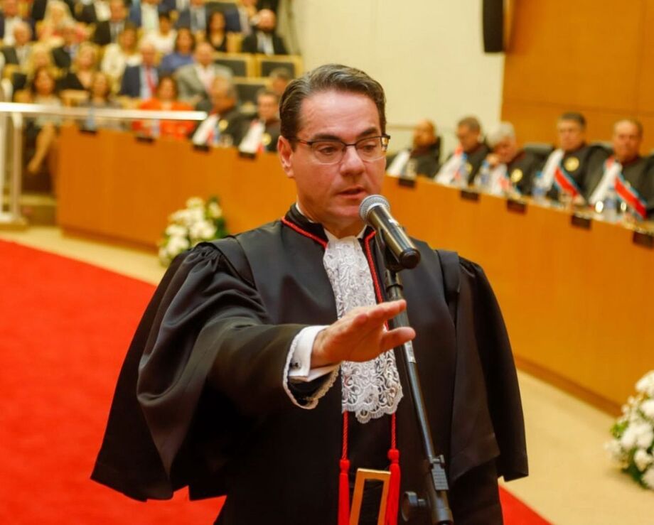 Exatamente um ano atrás, Ary Raghiant Neto fazia seu juramento solene, assumindo o compromisso de servir com integridade no Tribunal de Justiça de Mato Grosso do Sul.
