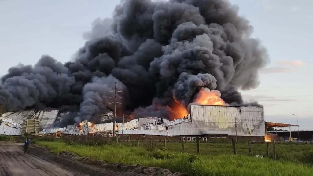 Incendio de grandes proporções atingiu fábrica da Cacau Show em Linhares, no Espírito Santo.