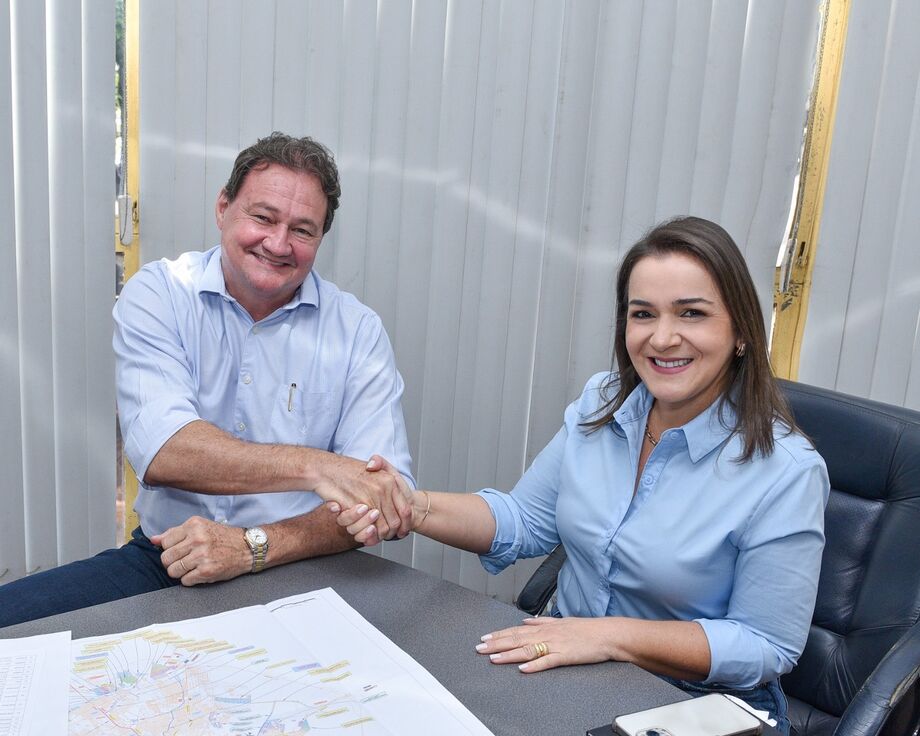 A prefeita Adriane Lopes cumprimenta o novo secretário Municipal de Infraestrutura e Serviços Públicos, Ednei Marcelo Miglioli