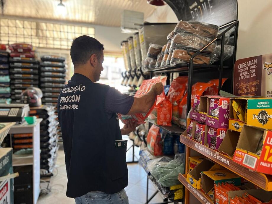 Procon realiza fiscalização de validade dos produtos e medicações em Pets Shops