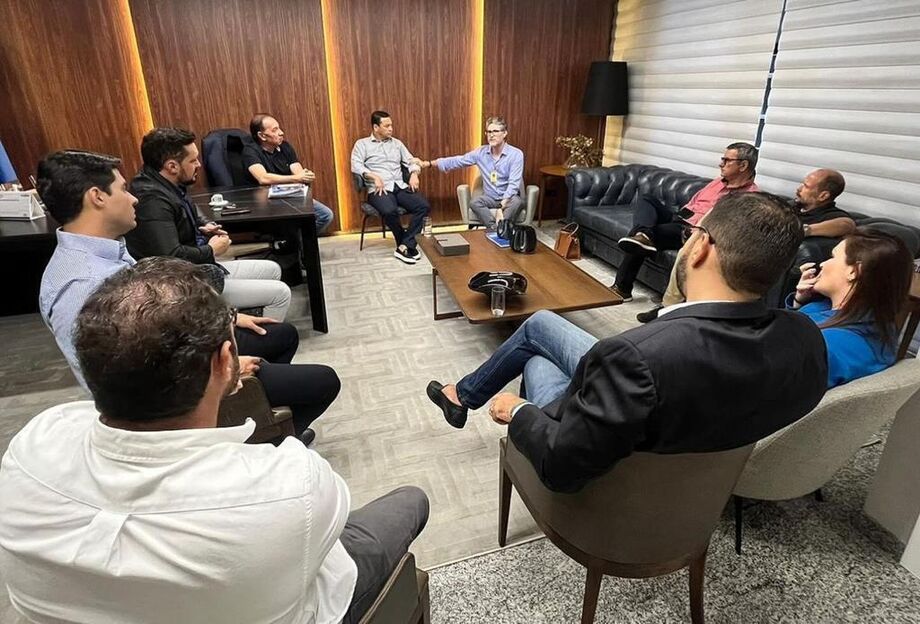 A diretoria da AERMS em visita à Assembleia Legislativa de MS, convidando o presidente, deputado Gerson Claro Dino, para o 1º Fórum MidiaCom MS.