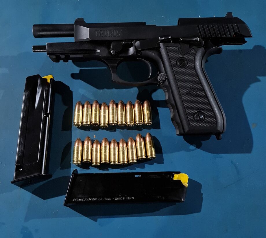 Foi apreendida uma pistola Taurus PT 92 AF-D, calibre 9mm, com um carregador de 16 munições, e um carregador sobressalente com mais 10 munições,