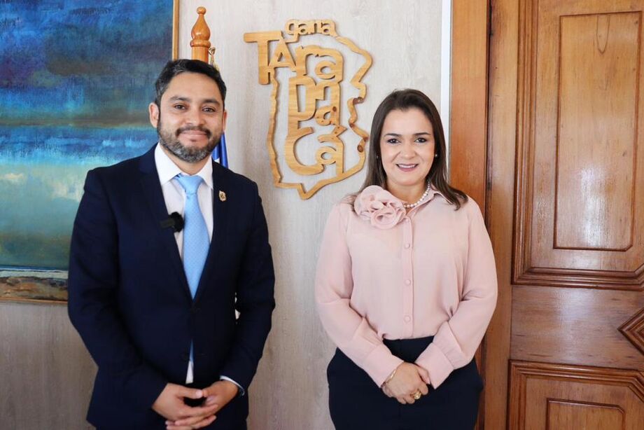 O governador regional de Tarapacá, José Miguel Carvajal ao lado de Adriane Lopes