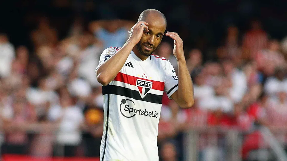 Lucas Moura faz trabalhos leves no gramado após 12 dias da lesão em reapresentação do São Paulo