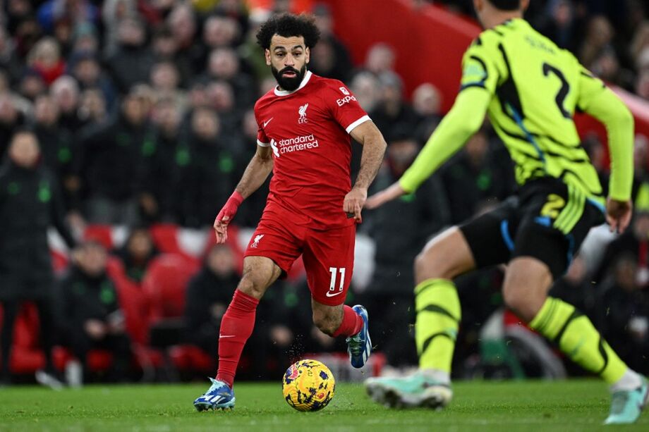 Salah conduz a bola contra a zaga do Arsenal em duelo deste sábado, (23)