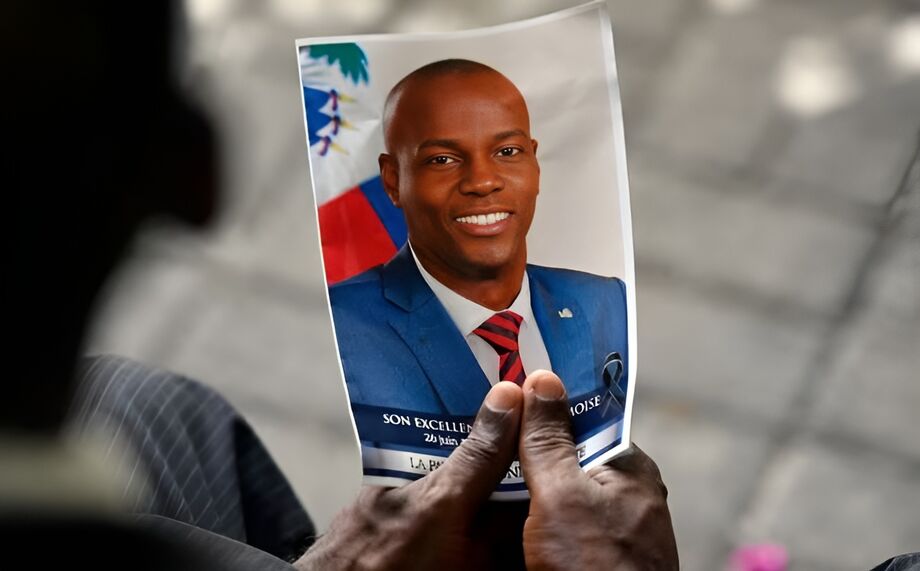Uma pessoa segura uma fotografia do falecido presidente haitiano Jovenel Möise durante uma cerimônia memorial no Museu do Panteão Nacional em Porto Príncipe, Haiti, em 20 de julho de 2021