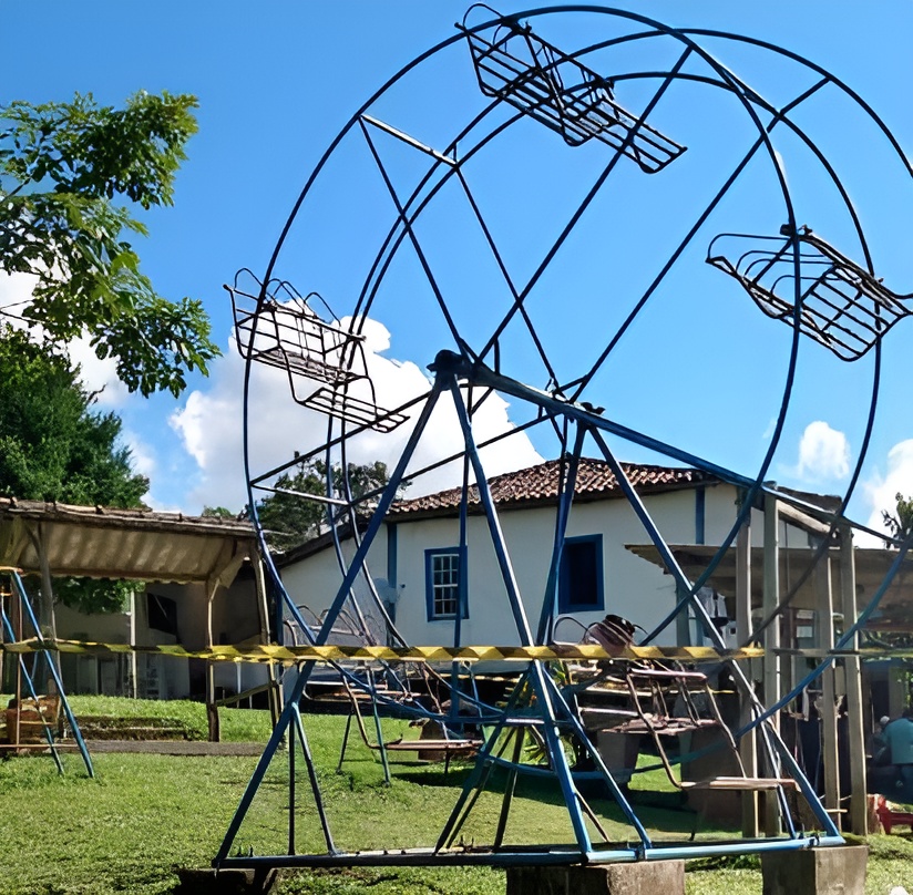 O brinquedo está instalado no parque de diversões de um restaurante, na zona rural de Barbacena