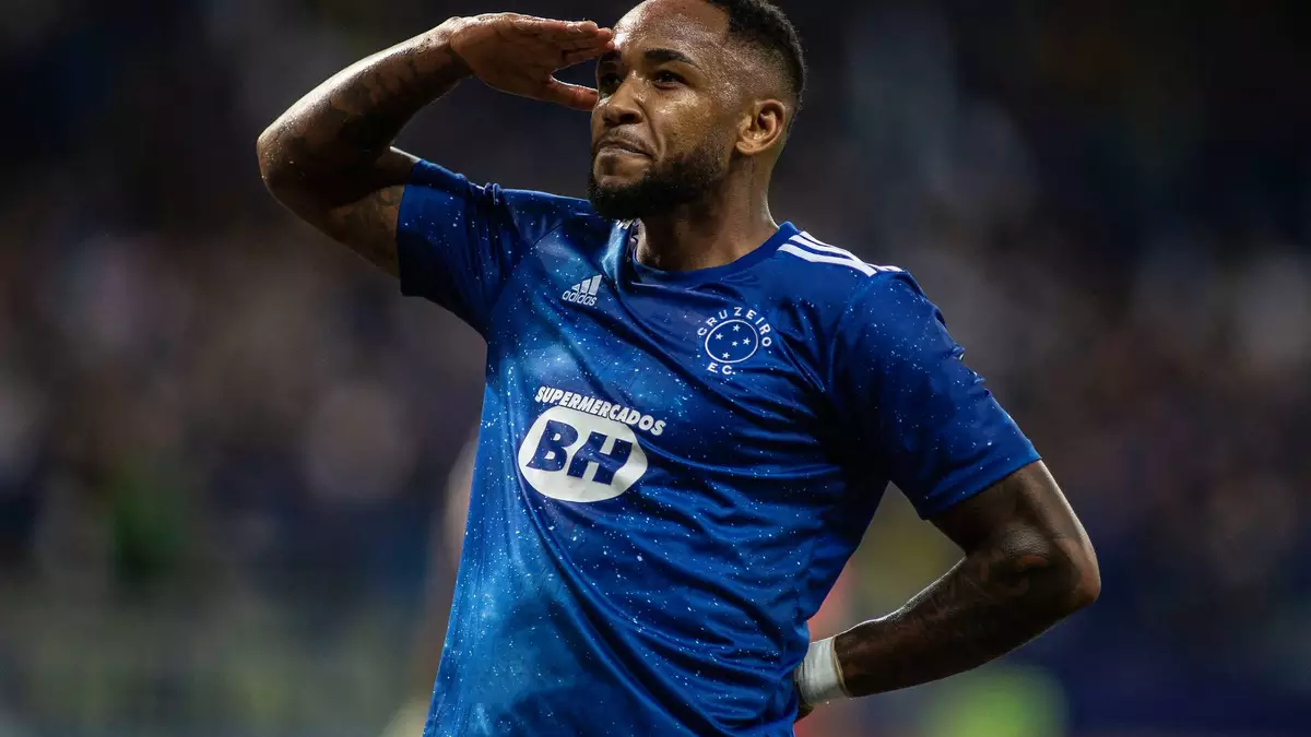 Cruzeiro confirma retorno do atacante Rafa Silva