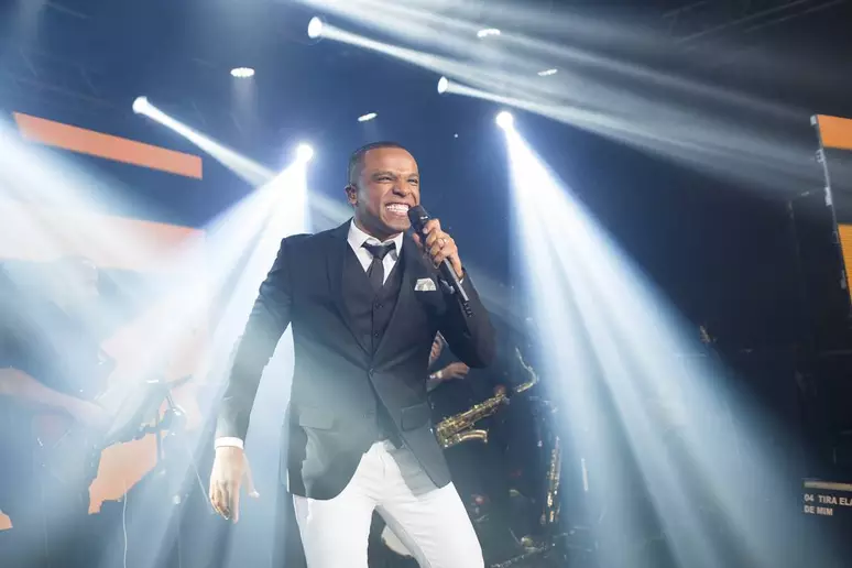 O cantor Alexandre Pires foi um dos cantores a se apresentar no casamentode Lucas e Larissa