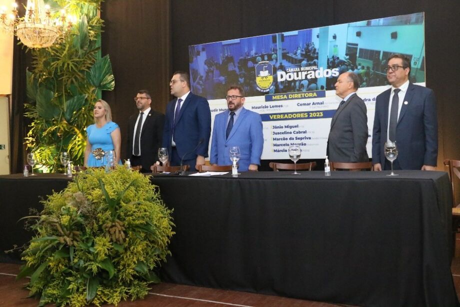 Sessão solene no Clube Indaiá para a entrega do Título de Cidadão Douradense