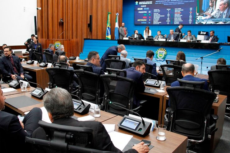 As matérias do Executivo são lidas em plenário, durante a sessão ordinária da Assembleia Legislativa