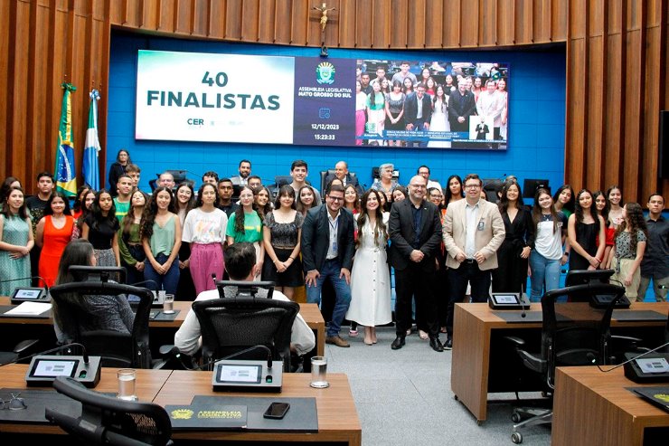 Os estudantes vencedores do 1º Concurso Estadual de Redação foram anunciados e premiados no Parlamento Estadual