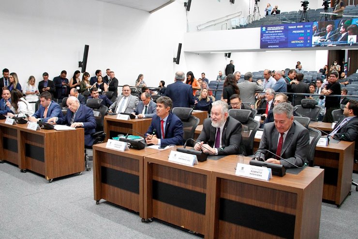 Deputados estaduais durante a votação dos projetos em tramitação na Casa de Leis
