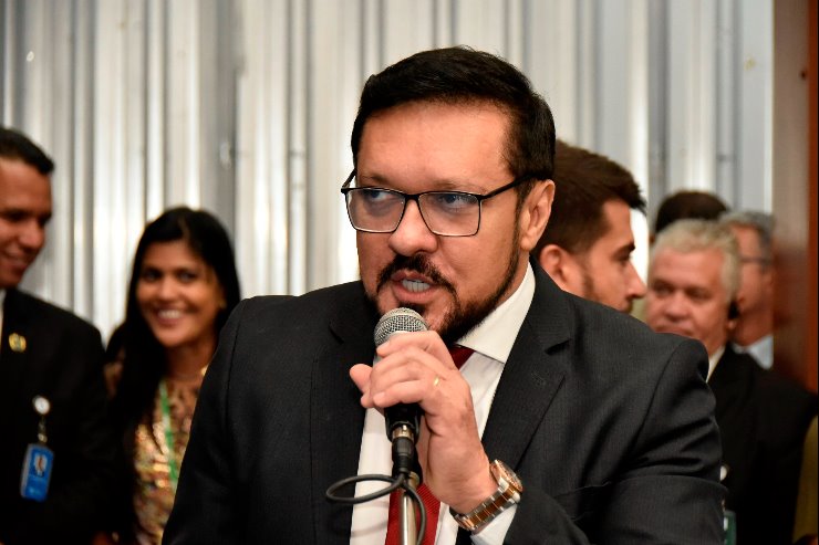 Autor da proposta, deputado Lucas de Lima, sugere oferecer suporte psicológico aos pais e cuidadores de PCDs