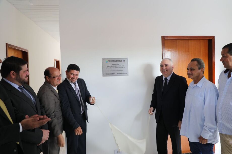 O prefeito de Novo Horizonte do Sul, Aldemir Barbosa do Nascimento e o o presidente do TJMS, Des. Sérgio Fernandes Martins