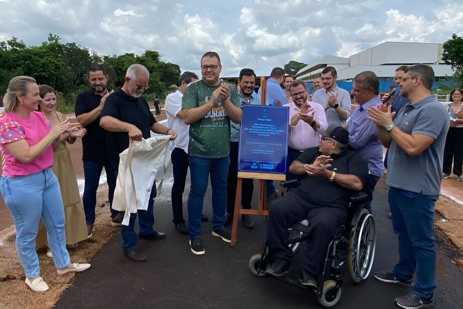 Prefeito Alan Guedes, vereadores e senador Nelsinho Trad participaram das entregas