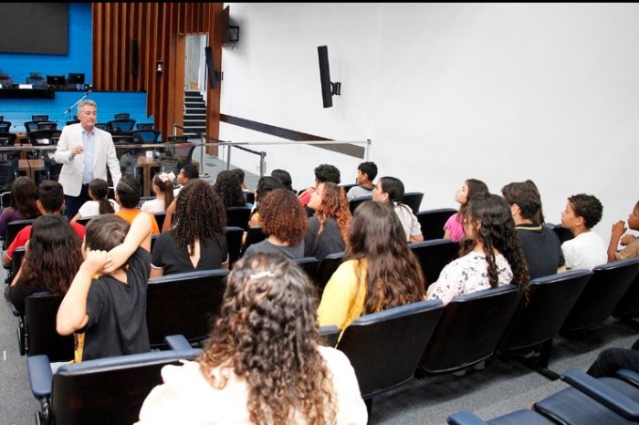 Deputado Roberto Hashioka falou aos estudantes sobre a atividade parlamentar e outras informações relativas à Casa de Leis e à política