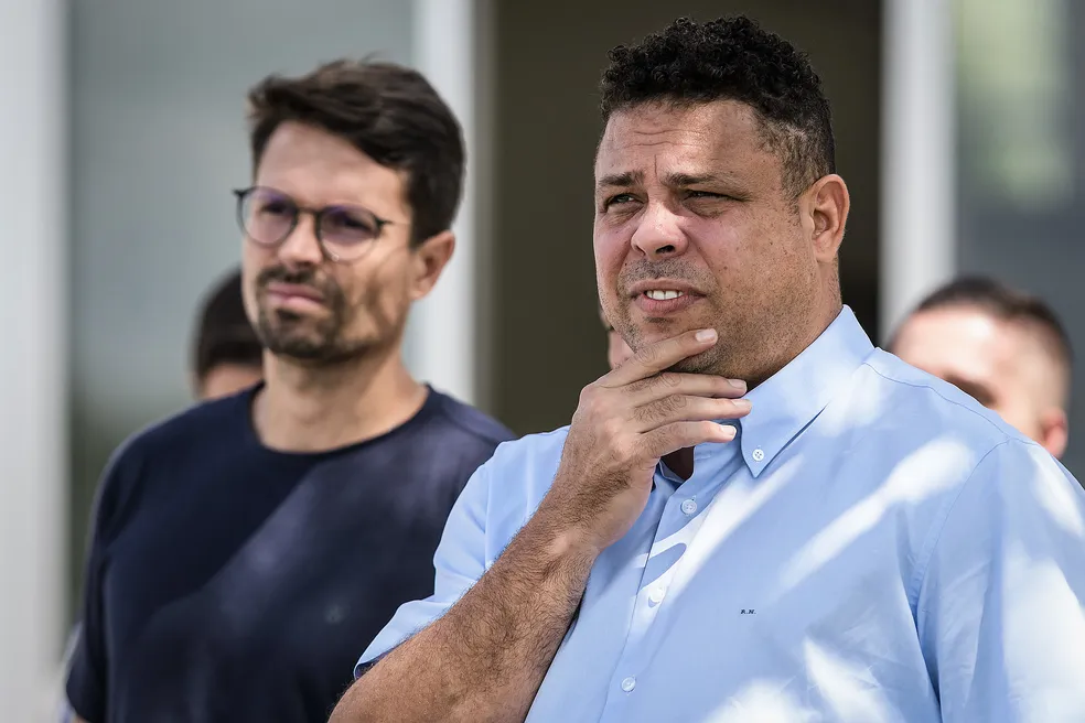 Ronaldo acompanha treino do Cruzeiro