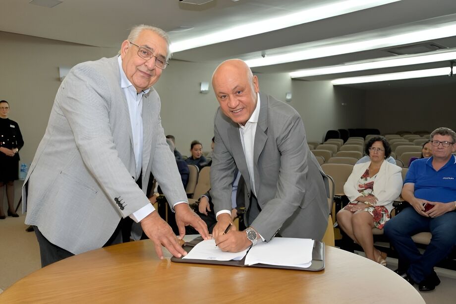 O diretor-presidente da Agems (Agência Estadual de Regulação), Carlos Alberto de Assis, assinou o termo de cooperação coordenado pelo Tribunal de Contas (TCE/MS) com o presidente do tribunal, Jerson Domingos