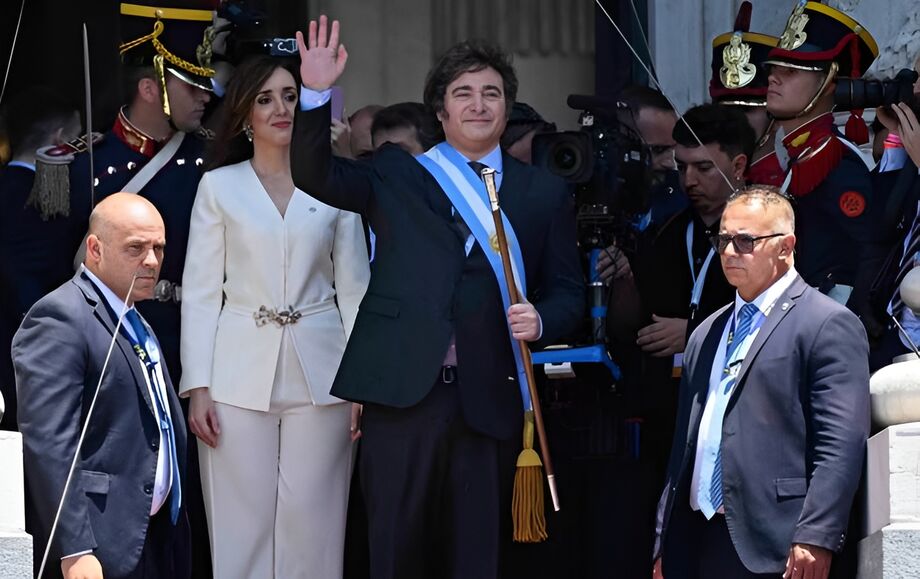 O novo presidente da Argentina, Javier Milei, acena ao lado da sua vice-presidente, Victoria Villarruel, depois de tomar posse no Congresso, em Buenos Aires