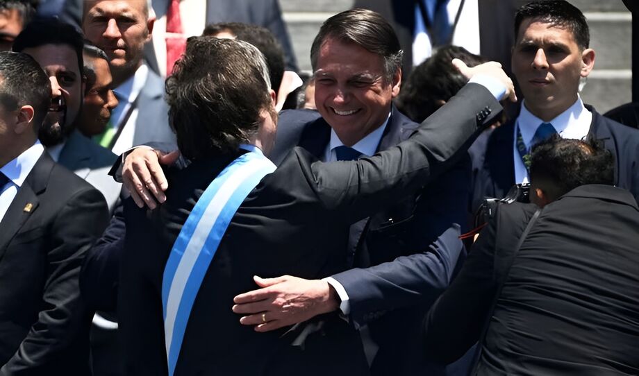 Jair Bolsonaro abraça Javier Milei nas escadarias do Congresso Nacional da Argentina