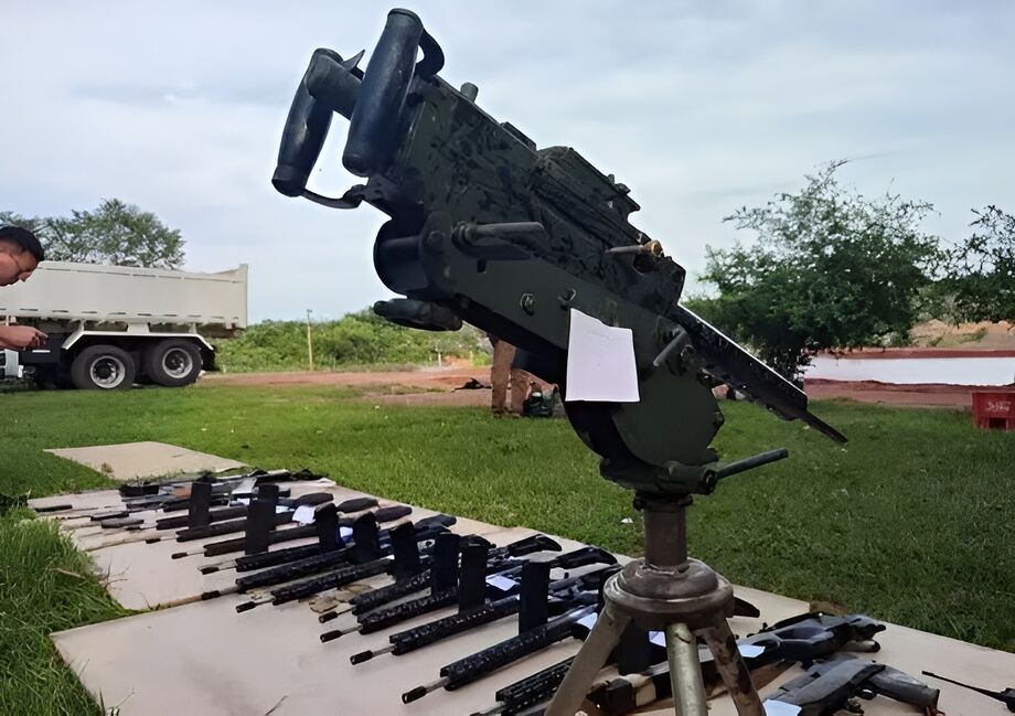 Polícia paraguaia apreendeu grande quantidade de armas e munições, inclusive uma metralhadora antiaérea, em operação contra o narcotráfico na fronteira com o Brasil