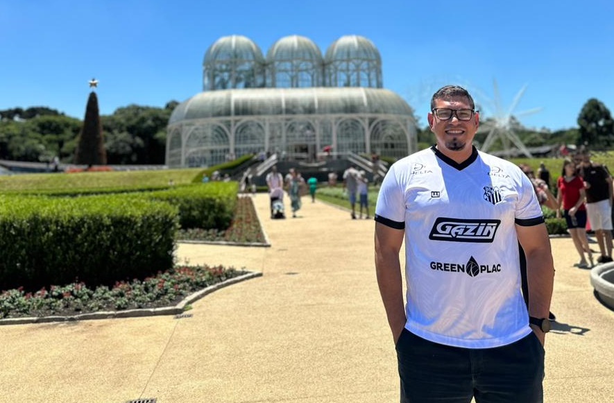 Torcedor usando a camisa do Operário Futebol Clube em Curitiba