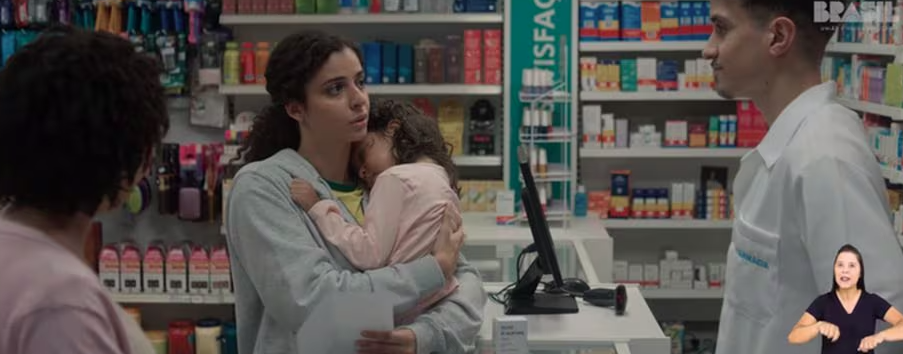 Trecho da cena em que mulher esconde camisa da Seleção em propaganda da Farmácia Popular