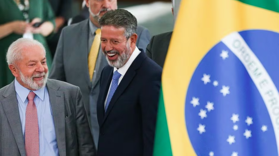 O presidente da República, Luiz Inácio Lula da Silva (PT) e o presidente da Câmara dos Deputados, Arthur Lira (PP-AL), em solenidade no Palácio do Planalto.