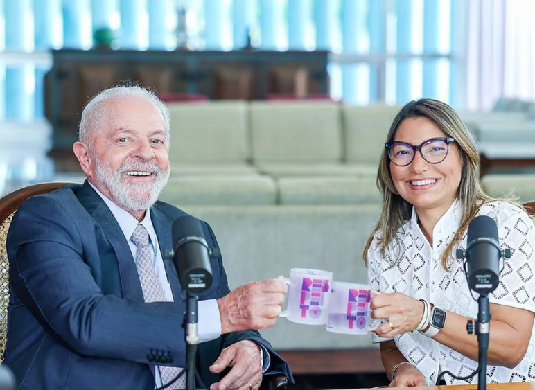 Presidente Luiz Inácio Lula da Silva ao lado da primeira-dama Rosângela da Silva, a Janja