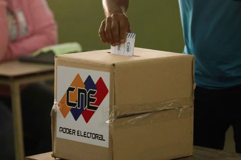 Foram chamados a votar 20,7 milhões de venezuelanos de uma população de quase 30. Referendo consiste em cinco perguntas de sim ou não