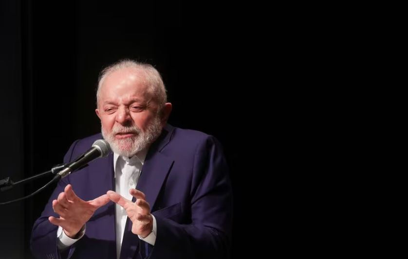 Lula diz que Tesouro não pode ter trilhão guardado e o BNDES comendo pão seco sem mortadela
