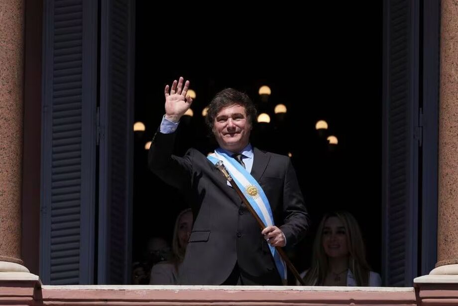 Javier Milei na sacada da Casa Rosada após ser empossado presidente da Argentina