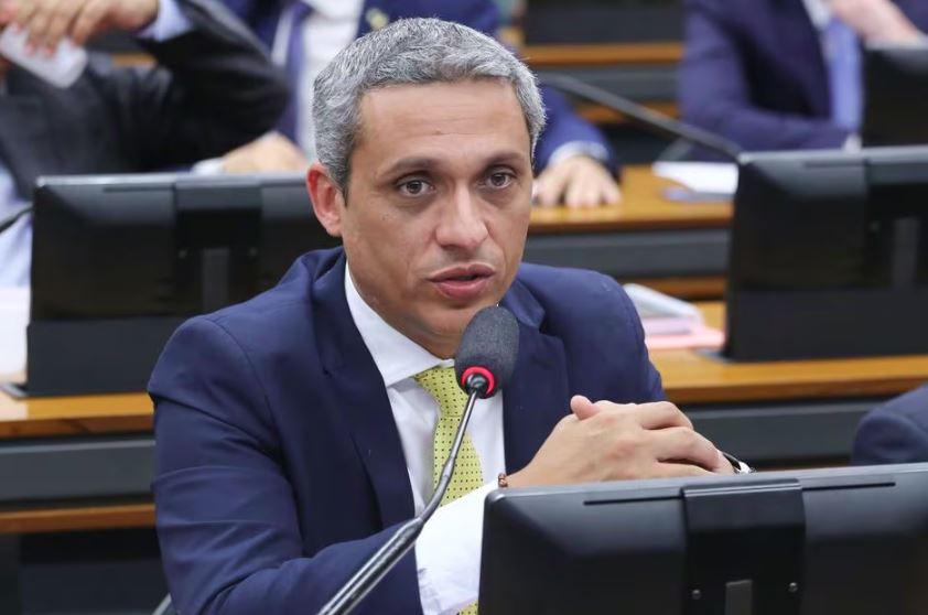 O deputado teve o pedido de posse de arma negado e também recebeu um pedido de esclarecimentos à PGR