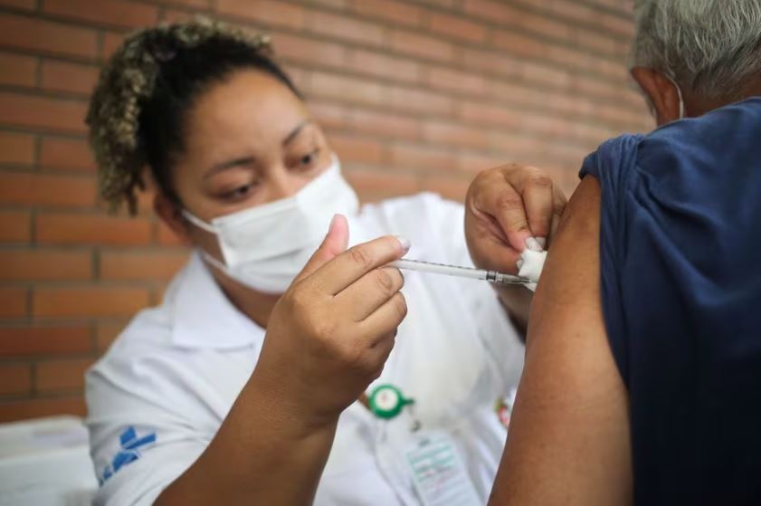 Aplicação de vacina contra a Covid-19 no bairro de Santa Cecília, região central da cidade de São Paulo
