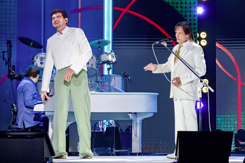Os cantores Jão e Roberto Carlos