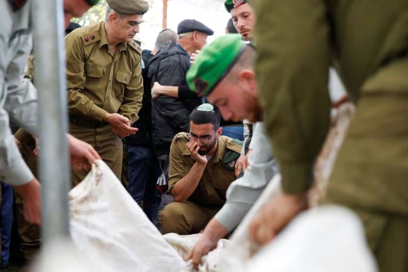 Militar de Israel chora a morte de colega na Faixa de Gaza