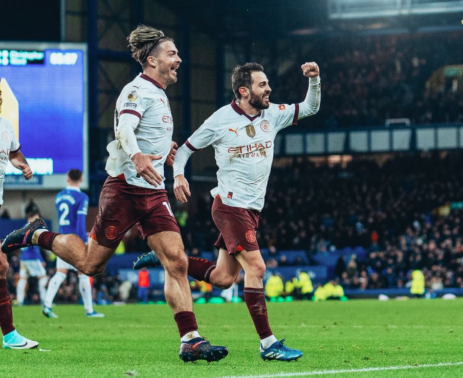 Em primeiro jogo como campeão mundial, Manchester City vira e aumenta freguesia contra o Everton