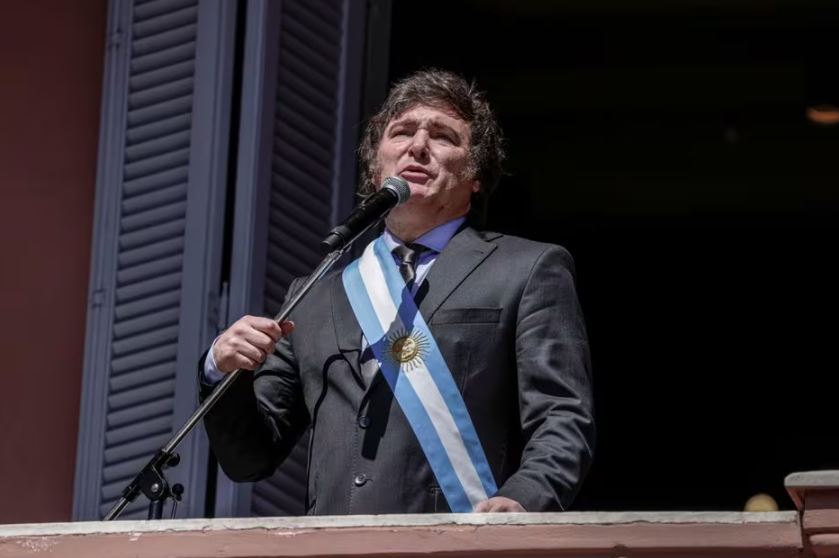 O presidente da Argentina, Javier Milei, discursa do balcão da Casa Rosada no dia de sua posse: sair do Brics era promessa de campanha