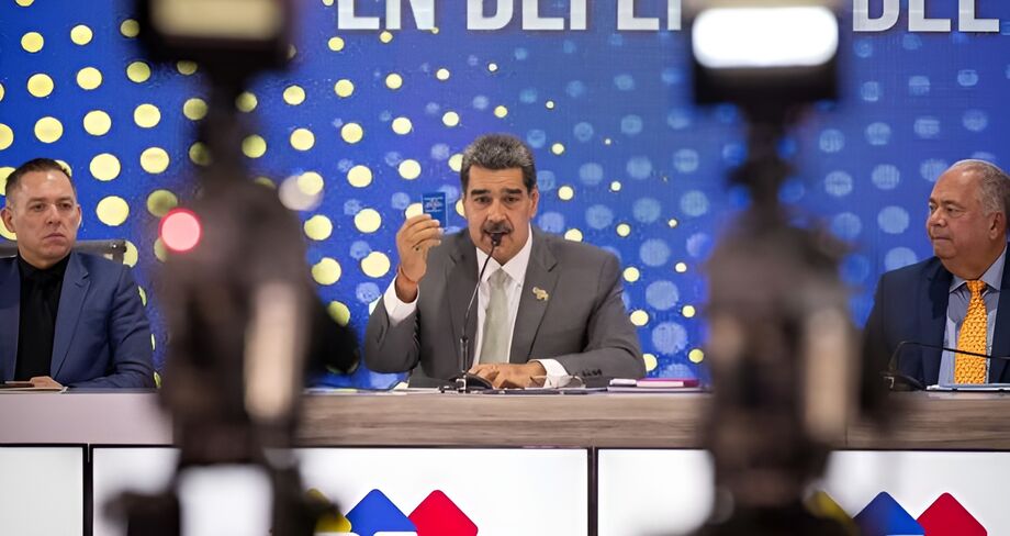O presidente venezuelano Nicolas Maduro (c) fala durante um evento no Conselho Nacional Eleitoral (CNE) em Caracas, Venezuela.