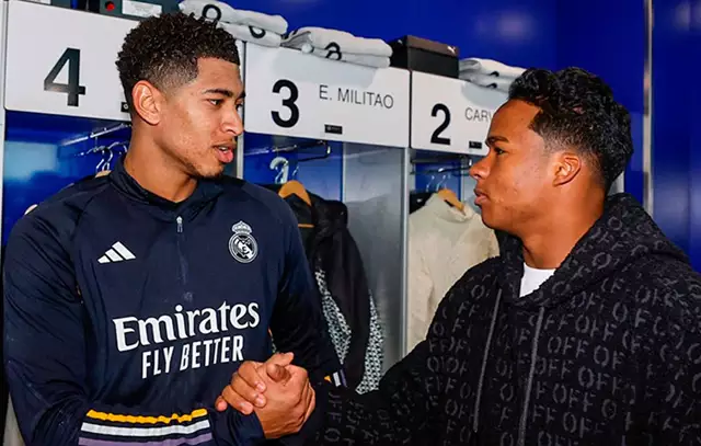 Endrick cumprimenta  Bellingham em visita ao Real Madrid