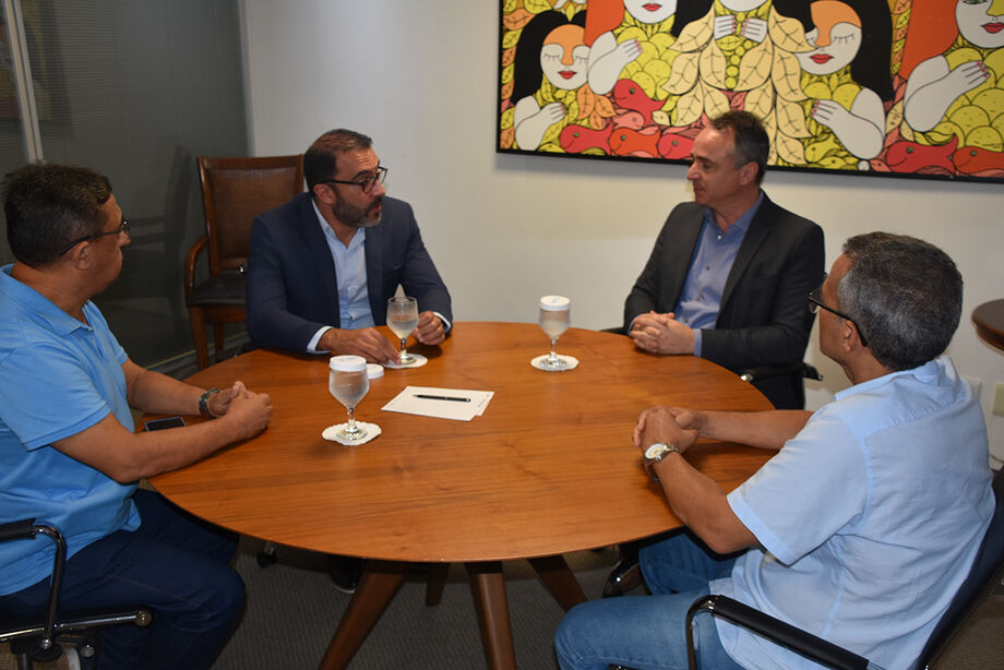O chefe de gabinete da presidência, Robson Del Casale, e o diretor-regional do Senai, Rodolpho Caesar Mangialardo, estiveram reunidos com o prefeito Iranil de Lima Soares para