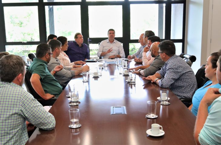 Reunião do governador com comitiva de Laguna Carapã