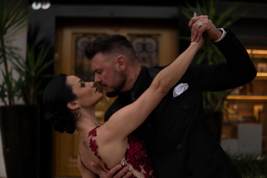 A professora de tango, bailarina e coreógrafa, Camilla e o bailarino Rafael Bittencourt