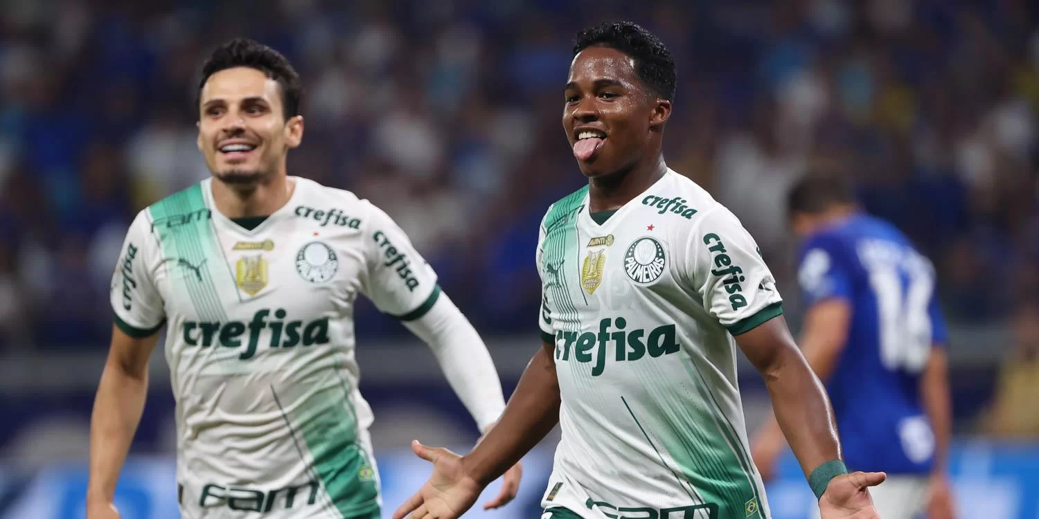 Aos 17 anos, Endrick foi fundamental na virada do Palmeiras sobre o Botafogo, marcando dois gols e participando ativamente do jogo.