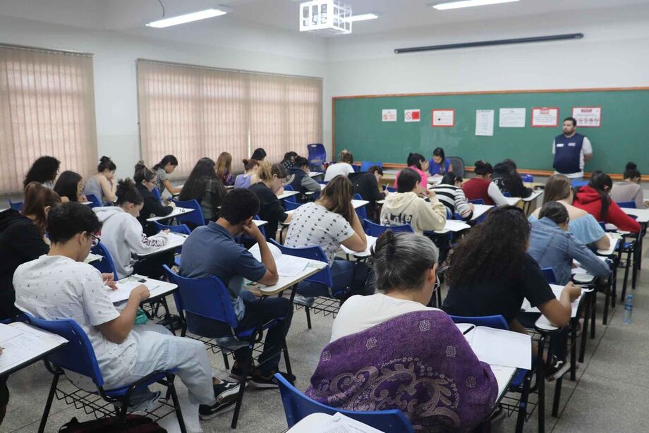 Candidatos realizam as provas presencial e on-line do Vestibular UFMS 2024