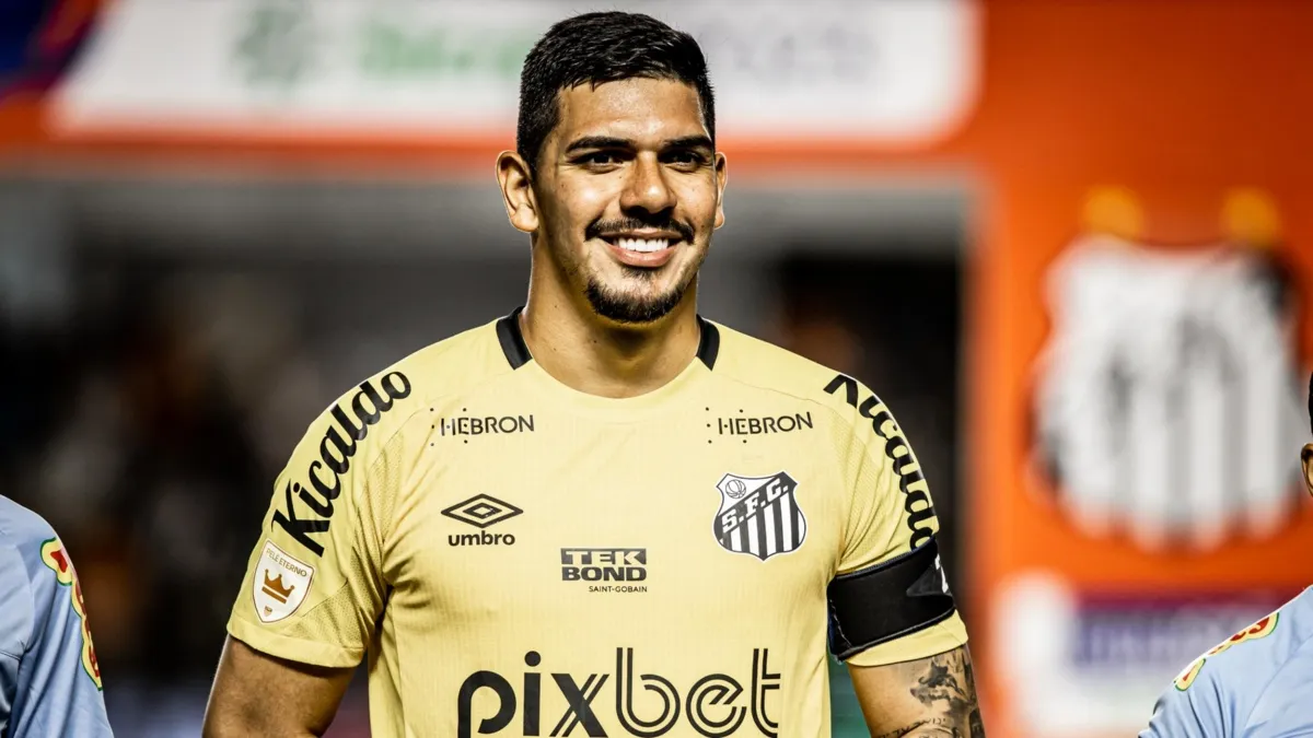 João Paulo descarta propostas, aceita reduzir salário e será o goleiro do Santos em 2024